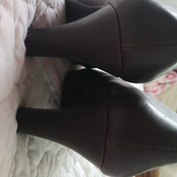 Brown Mootsies Tootsies pumps.  Size 8.  Almost li - Picture 3 of 3